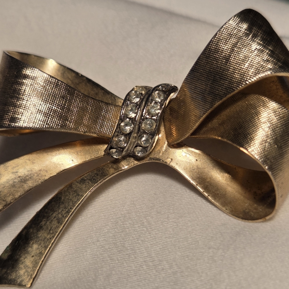 Vintage Gold Tone Bow Brooch with Rhinestones